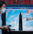 Japanese TV stations on Tuesday carried breaking news reports about the early morning North Korean missile launch  Foto: Getty Images / BBC News Brasil