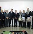 Jair Bolsonaro, Augusto Heleno e membros da maçonaria na frente de uma parede branca  Foto: Aos Fatos