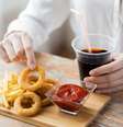 Evite frituras e refrigerantes para combater o inchaço na barriga  Foto: dolgachov / iStock