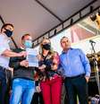 O prefeito de BelfordRoxo, Waguinho (MDB), inaugura obra ao ladodo senador Flávio Bolsonaro,do Secretário de Desenvolvimento Regional, Rogério Marinho e de sua esposa, a deputada federal Daniela do Waguinho (MDB-RJ).  Foto: Facebook/ @WaguinhoBelfordRoxo / Estadão