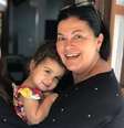 Thaize, 32 anos, e Laize, 61, vivem juntas há cinco anos no Rio de Janeiro; na foto posam felizes com a netinha de dois anos de Laize  Foto: Reprodução/Instagram