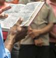homem lendo a bíblia  Foto: Getty Images / BBC News Brasil