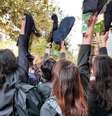 Adolescentes protestaram tirando o hijab  Foto: UGC / BBC News Brasil