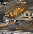 Robô Flippy 2 é capaz de fritar alimentos como batatas, cebolas e frangos de forma eficiente e rápida  Foto: Youtube / Miso Robotics