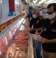 Agentes confiscaram 50 quilos de carne, além de produtos vencidos   Foto: DIVULGAÇÃO/PROCON