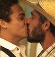 Zaquieu (Silvero Pereira) e Zoinho (Thommy Schiavo) tiveram final feliz na novela  Foto: Reprodução/TV