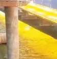 Imagens de câmeras de segurança da parte rodoviária da ponte, frações de segundo antes da explosão, mostram o que poderia ser uma embarcação no canto inferior direito  Foto: Reuters / BBC News Brasil