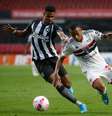 São Paulo leva gol de pênalti no fim, perde para o Botafogo e se vê mais distante do G-8  Foto: Gazeta Press