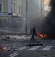 Carros em chamas no centro de Kiev após ataques com mísseis   Foto: DW / Deutsche Welle