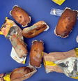 Imagens mostram bolinhos oferecidos para os alunos com mofo, impróprios para o consumo  Foto: TV Globo 