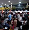Passageiros se aglomeram no Aeroporto de Congonhas; acidente envolvendo jato executivo no domingo, fechou pista principal da unidade aeroportuária e causa atrasos e cancelamentos de voos  Foto: Felipe Rau/Estadão - 10/10/2022 / Estadão