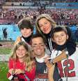 Gisele, Tom Brady e os filhos do casal  Foto: @gisele_