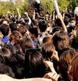 Estudantes protestam sem véu no cabelo em Shiraz, no sudoeste do Irã  Foto: SalamPix/abaca/picture alliance