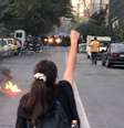 Protestos em massa vêm varrendo o Irã por quase um mês após morte de jovem por violar rígidas regras do uso do véu islâmico, o hijab  Foto: Twitter / BBC News Brasil