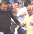 Bolsonaro leva susto após palanque balançar durante comício em Duque de Caxias  Foto: Reprodução/Twitter