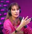 Lavínia falou que, por amor à profissão, saía pela tangente diante de situações constrangedoras  Foto: Reprodução/YouTube