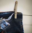Jeans pendurados  Foto: Getty Images / BBC News Brasil