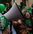 Mulheres em uma manifestação em defesa do aborto livre e seguro  Foto: Getty Images / BBC News Brasil