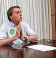 O presidente Jair Bolsonaro fez live para explicar a expressão "pintou clima" que ele usou numa entrevista e que foi explorada pela oposição em ataques nas redes sociais.  Foto: Reprodução/Estadão / Estadão