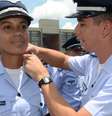 Militar arruma uniforme de colega  Foto: Imagem: Reprodução/FAB / Alma Preta