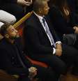 Neymar e seu pai Neymar Santos dentro da sala do tribunal  Foto: REUTERS/Albert Gea