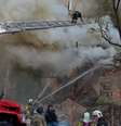Bombeiros trabalham em prédio residencial em Kiev atingido por bombardeio   Foto: DW / Deutsche Welle