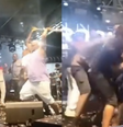 Músicos de 'Samba Trator' e 'Psirico' se desentenderam no palco durante apresentação em Salvador  Foto: Reprodução