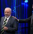 Jair Bolsonaro surpreendeu Lula com contato físico no debate  Foto: Reprodução/TV