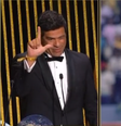 Raí faz o "L" durante cerimônia da Bola de Ouro 2022  Foto: Ballon D'Or / Reprodução