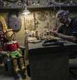 Escultor Stanislav Deryabin e o boneco Pinóquio em seu ateliê em Nizhny Tagil, na Rússia  Foto: EPA / Ansa - Brasil