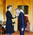 Daniel Craig recebe a Ordem de São Miguel e São Jorge da princesa Anne  Foto: Reprodução Twitter / Estadão
