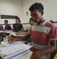Estudantes pretos estão sentados em cadeiras escolares para retratar a Lei de Cotas  Foto: Marcello Casal Jr/Agência Brasil / Alma Preta