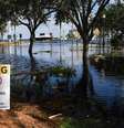 Um sinal de aviso perto da inundação  Foto: Getty Images / BBC News Brasil