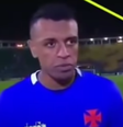 Sidão, então goleiro do Vasco, ficou visivelmente abalado com o troféu irônico por suas falhas no jogo  Foto: Reprodução/TV Globo
