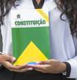 Florianópolis, Santa Catarina, Brazil - April 21, 2018: A close-up view of a woman holding the Constitution of the Federative Republic of Brazil book in Santa Catarina state, Brazil  Foto: Getty Images/Getty Images / Guia do Estudante