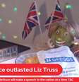 Durante dias, o jornal organizou uma live com imagens da alface e uma foto de Truss, numa aposta se a primeira-ministra cairia antes de o vegetal apodrecer  Foto: Daily Star