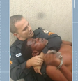 Policial foi filmado imobilizando um homem pelo pescoço  Foto: RJTV