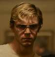 Evan Peters como Jeffrey Dahmer em 'Dahmer: um canibal americano'  Foto: Netflix / BBC News Brasil