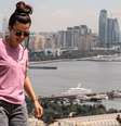 Katie deixou emprego fixo para viajar pelo mundo; na foto, ela no Azerbaijão  Foto: Katie Macleod / BBC News Brasil