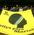 Imagem de uma bandeira da vereadora assassinada por violência política Marielle Franco dentro da Câmara dos Deputados  Foto: Imagem: Marcelo Camargo/Agência Brasil / Alma Preta