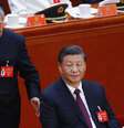 Hu Jintao (centro) estava sentado ao lado de seu sucessor Xi Jinping (direita) antes de ser escoltado para fora  Foto: EPA / BBC News Brasil