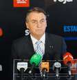 Bolsonaro conversa com jornalista ao chegar aos estúdios do SBT, em Osasco, para participar de sabatina. Lula foi convidado a participar de debate, mas alegou incompatibilidade de agenda  Foto: SBT