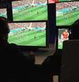 Cabine do VAR com as telas e assistentes durante jogo da Copa do Mundo de 2018 (Imagem: Reprodução/Fifa/Youtube)  Foto: Canaltech