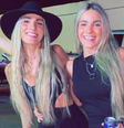 As gêmeas em uma foto postada no perfil conjunto delas no Instagram  Foto: Reprodução/Instagram/@laraafonso_daraafonso