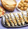 Um dos pratos clássicos das tascas portuguesas são as sardinhas grelhadas.  Foto: Jacek Sopotnicki/Getty Images / Viagem e Turismo