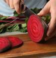Guia da Cozinha - Como cozinhar beterraba e manter a cor? Aprenda 4 jeitos práticos  Foto: Guia da Cozinha