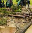 As autoridades não precisaram cavar muito para descobrir um dos oleodutos clandestinos  Foto: Jacob Abai / BBC News Brasil