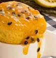 Guia da Cozinha - Bolo de caneca de maracujá: receita fácil para usar a fruta da primavera  Foto: Guia da Cozinha