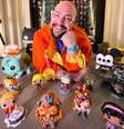 Tiago Abravanel posa para foto com alguns de seus colecionáveis Funko Pop!  Foto: Arquivo pessoal / Tiago Abravanel