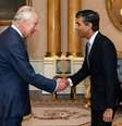 Rei Charles III cumprimenta o novo primeiro-ministro, Rishi Sunak  Foto: Família Real Britânica